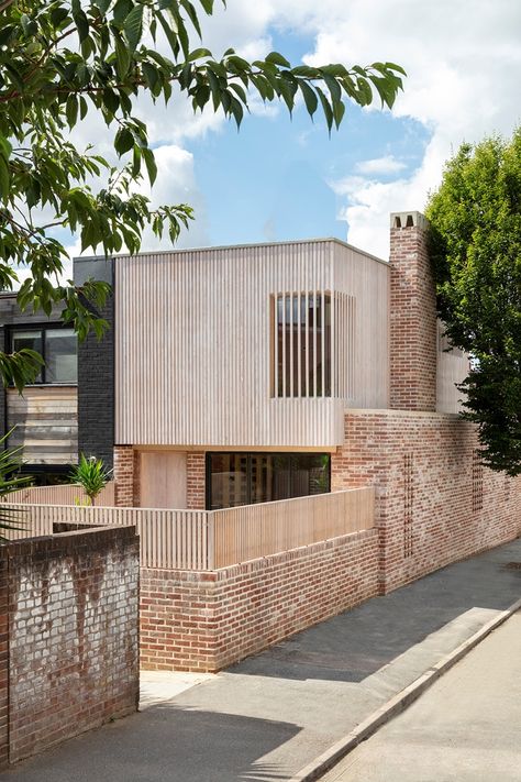 1960s House, Brick Siding, Modern Outdoor Spaces, Internal Courtyard, Brick And Wood, Brick Architecture, Casa Container, Casa Exterior, Corner House