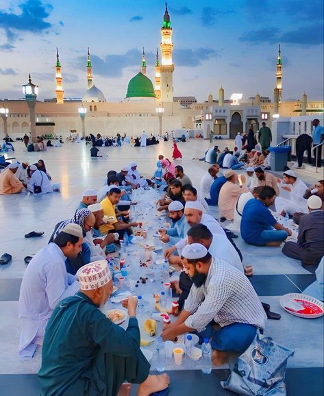 Iftar In Madina, Macca Madina, Masjid Nabvi, Ramzan Mubarak Image, Madina Sharif Beautiful Pic, Dates Recipes, Ramadan Special Recipes, Ramadan Photos, Muslim Photos