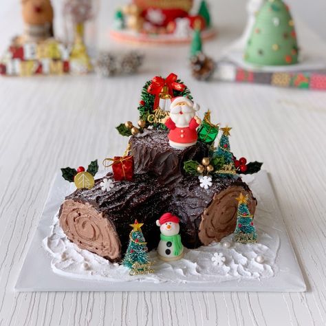 Christmas Log Cake Christmas Cake Log, Christmas Roll Cake Decoration, Log Cake Design, Log Cakes Ideas, Beef Plating, Yule Log Cake Decoration, Chocolate Log Cake, Christmas Log Cake, French Cakes