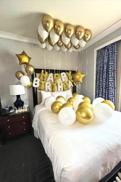 Gold White Balloon room decoration arranged by her best friend to surprise the birthday girl on their birthday vegas weekend coordinated all online! Balloon Room Surprise, Room Surprise Birthday, Room Birthday Decoration Surprise, Bedroom Birthday Decorations, Balloon Room Decoration, Birthday Decor For Him, Birthday Room Surprise, Birthday Vegas, Balloon Room