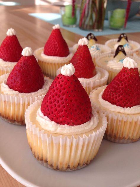 Santa Cheesecake Hats, Satisfying Pics, Santa Cupcakes, Christmas Cheesecake, Xmas Desserts, Christmas Baking Recipes, Easy Christmas Treats, Thanksgiving And Christmas, Christmas Brunch