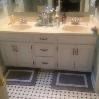 q making a bathroom vanity taller, bathroom ideas, small bathroom ideas, I would love to add height from just beneath the counter if possible so as not to mess with the role floor Bathroom Tub Remodel, Tub To Shower Remodel, Small Shower Remodel, Old Vanity, Restroom Design, Fiberglass Shower, Old Bathroom, Small Showers, Diy Shower