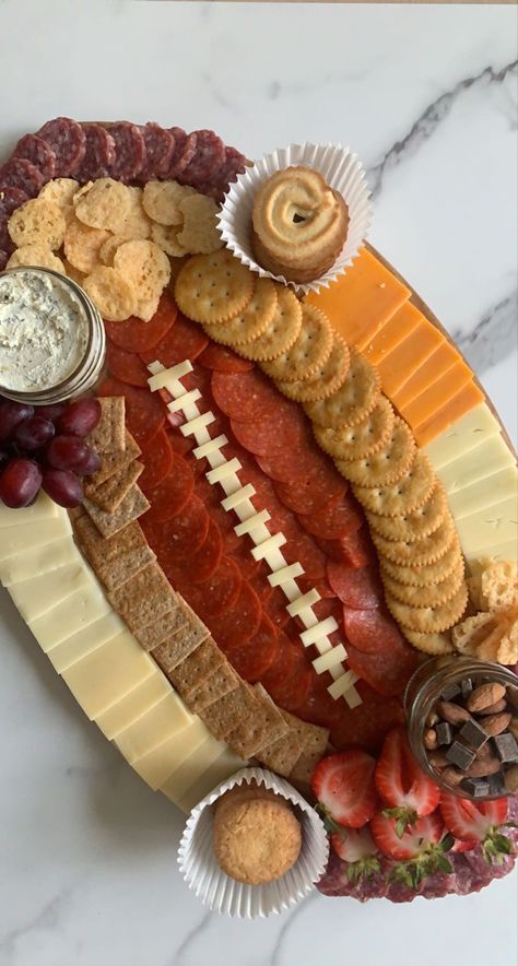 Football Meat And Cheese Tray, Football Cheese Board, Charcuterie Football, Football Charcuterie Board Ideas, Party Trays Ideas Food Platters, Super Bowl Charcuterie, Football Charcuterie Board, Football Charcuterie, Football Themed Food