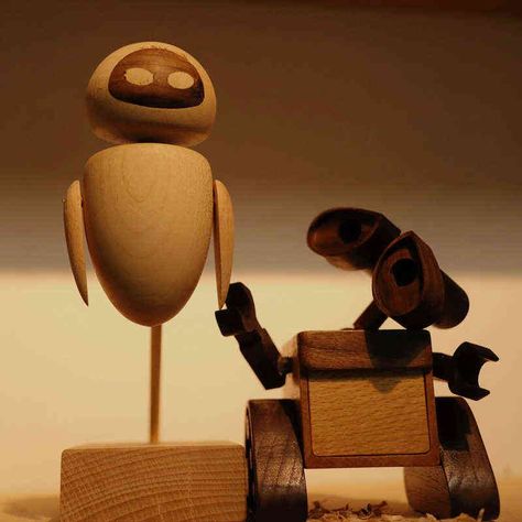 Wood Robot, Walle Y Eva, Cute Wedding Gifts, Wooden Robot, Construction Ideas, Wood Keychain, Wooden Games, Wood Wax, Cute Wedding