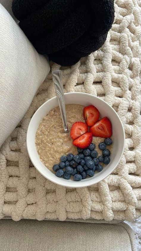 #oatmeal #healthyfoodideas #HealthyFoodRecipesForDinner Oatmeal Aesthetic, Breakfast Pictures, Lost 100 Pounds, Breakfast Plate, Healthy Oatmeal, Healthy Food Motivation, Fitness Trainer, Atlanta Georgia, Breakfast Ideas