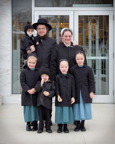 Amish Women Clothes, Amish Hacks, Amish Dress, Amish Clothing, Amish Lifestyle, Amish Living, Amish Men, Young Henrys, Amish Style