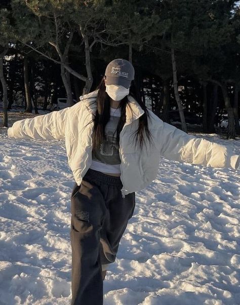 Korean Girl Winter Outfit, Acubi Winter Style, Acubi Style Outfits Winter, Winter Fashion Asian, Winter Acubi Outfits, Winter Acubi Fashion, Winter Fashion Outfits Korean, Winter Asian Fashion, Korean Outfits Winter