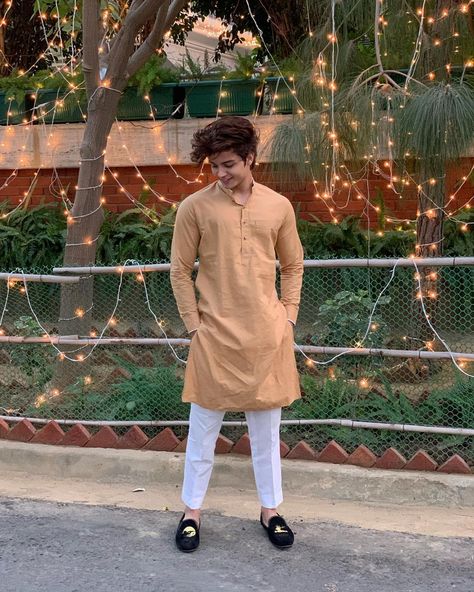 Eid Poses Ideas For Boys, Photo Pose For Man In Kurta, Eid Photoshoot Ideas Boys, Eid Special Kurta For Men, Boys Eid Outfit Ideas, Eid Poses For Boys, Eid Poses For Men, Boys Eid Outfit, Eid Outfits For Men