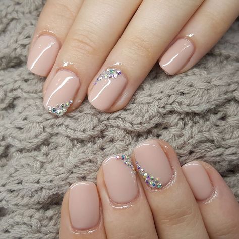 Cute Easy Nails With Gems, French With Jewels Nails, Short Classy Nails With Diamonds, Natural Nail With Rhinestones, French Manicure Designs With Bling, Nail Gem Designs Simple Rhinestones Short, Wedding Sns Nails For Bride, Simple Rhinestone Nails Designs Short, Simple Jewel Nails