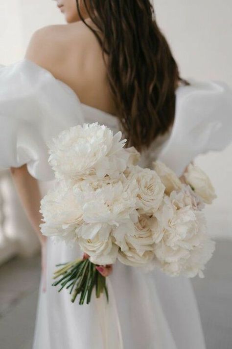 Modern Bridal Bouquets, Small Wedding Bouquets, Madison Wedding, Bridal Bouquet Fall, All White Wedding, White Bridal Bouquet, Fall Wedding Bouquets, Bride Flowers, White Bouquet