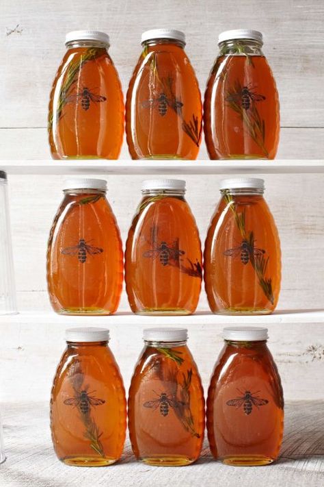 Transform store-bought honey with an aromatic sprig and our sweet bee art. (Formatted to fit an 8Â½''W x 11''L sheet of sticker paper.) Rosemary Gifts, Recipe Jars, Christmas Food Gift Baskets, Diy Christmas Gifts Food, Edible Holiday Gifts, Christmas Diy Food, Edible Christmas Gifts, Diy Food Gifts, Christmas Cookies Gift