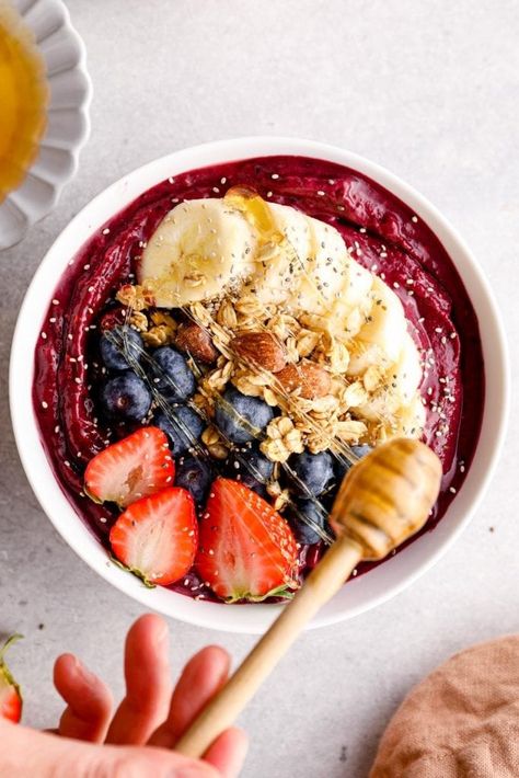 Honey being drizzled over an acai smoothie bowl. Tropical Acai Bowl, Smoothie Bowl Toppings, Freezer Smoothie Packs, Freezer Smoothies, Acai Puree, Acai Bowls Recipe, Banana Smoothie Bowl, Cherry Smoothie, Acai Smoothie Bowl