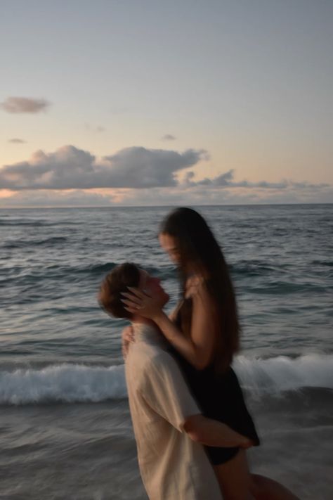 Beach Date Pictures, Summer Love Aesthetic Beach, Blurry Couple Pics Beach, Couples Summer Aesthetic, True Love Aethstetic, Boyfriend Pictures Beach, Aesthetic Couples Blur, Beach Romance Aesthetic, Make Out Aesthetic