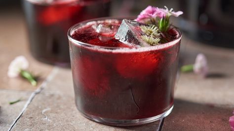 Infused with hibiscus flowers, this delicious agua de jamaica drink recipe is perfect to serve on a hot summer day. Hibiscus Tea Recipe, Jamaica Drink, Jamaica Recipes, Mango Banana Smoothie, Jamaica Food, Eclair Recipe, Zucchini Banana Bread, Dried Hibiscus Flowers, Famous Drinks