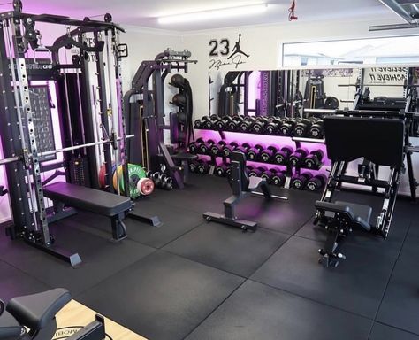 Fitness Decoration Gym, Personal Gym Design, Small Gym Design Interior, Modern Garage Gym, Bedroom With Gym Equipment, Indoor Gym Home, Tempat Gym, Small Workout Room Ideas, Mansion Gym Room