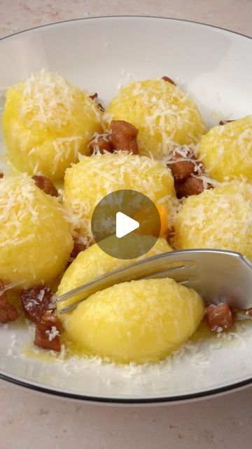 Gnocchi Carbonara, Classic Carbonara, Pasta Ravioli, Grain Recipes, Girl Dinner, Grain Foods, Boiled Potatoes, Food Inspo, Pinch Of Salt