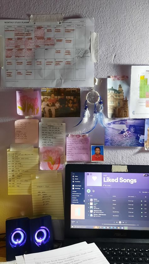 Wall Goal Board, Study Area Ideas Aesthetic, Study Board Wall Aesthetic, Desk Collage Wall, Rory Gilmore Desk, Blair Waldorf Aesthetic Study, Elle Woods Study Aesthetic, People Studying Aesthetic, Study Wall Aesthetic