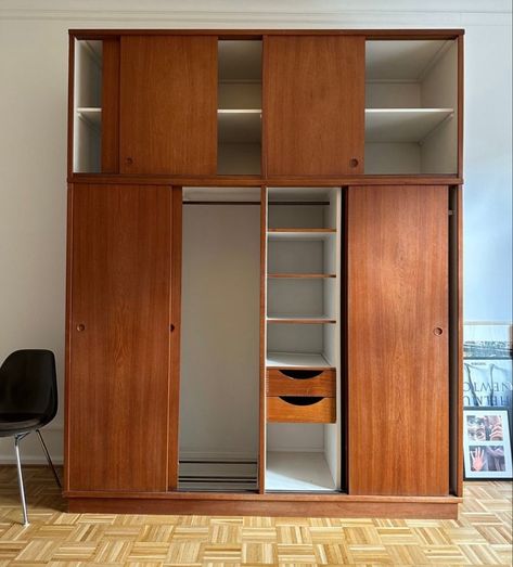 Mid Century Wardrobe Design, Mid Century Closet Design, Mcm Closet Ideas, Midcentury Closets, Mid Century Fitted Wardrobe, Midcentury Modern Closets, Mcm Closet, Bed In Wardrobe, Mid Century Modern Wardrobe