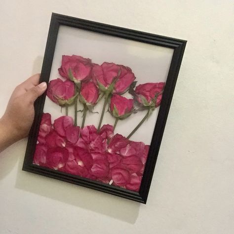 Flower Saving Ideas, Dried Roses Ideas, Framed Roses, Flowers In A Frame, Pressed Roses, Pressed Flowers Diy, Dried Flowers Diy, Pressed Flower Crafts, Bf Gifts