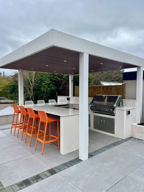 Transform Your Outdoor Space with a Stunning Backyard Design Featuring an Outdoor Kitchen Indoor Outdoor Kitchen Modern, Modern Pergola Outdoor Kitchen, Backyard Kitchen Ideas Modern, Gazebo Kitchen, L Shaped Outdoor Kitchen, Summer Kitchen Outdoor, Contemporary Outdoor Kitchen, Outdoor Kitchen Pergola, Kitchen Backyard