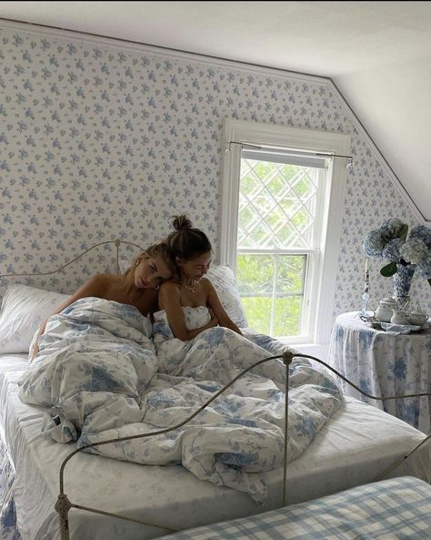 cottage core. best friend photo ideas. summer vacation aesthetic. cottage aesthetic. coastal granddaughter Paige Lorenze Room Aesthetic, Paige Lorenze Room, Paige Lorenze Apartment, Loveshackfancy Home, Paige Lorenze House Aesthetic, Paige Lorenze Bedroom, Coastal Cowgirl Bedding, Paige Lorenze Home, Paige Lorenze Aesthetic