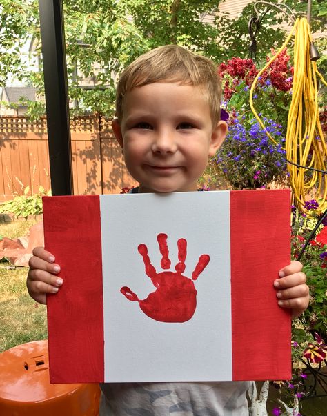 Canada flag using kids handprints! Dayhome Activities, Theme Dinners, Gift Calendar, Flag Image, Flag Crafts, Canada Eh, Flag Painting, Drinking Wine, Canada Day