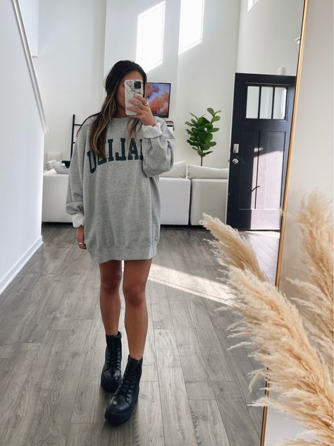 Simple Fall Outfit: Oversized Sweatshirt & Chunky Boots | ByMollyLove Sweatshirt Boots Outfit, Oversized Sweatshirt Dress Outfit, Sweatshirt With Boots Outfit, Black Chunky Boots Outfit Fall, Sweatshirt And Boots Outfit, Chunky Boots And Dress Outfit, Oversize Crewneck Outfit, Oversized Crew Neck Sweatshirt Outfit, Chelsea Boots Outfit Women Fall