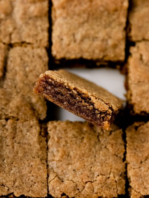 chai spiced tahini blondies – olives+thyme Tahini Blondies, Chai Latte Starbucks, Apple Chai, Crackle Cookies, Blondie Bar, Chai Recipe, Vanilla Paste, Browned Butter, Chai Spice