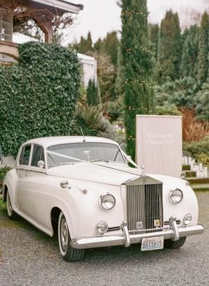 Old Cars For Wedding, Vintage Car At Wedding, Elegant Slim Fit Wedding Dress, Vintage Hollywood Wedding, Classic Modern Wedding, Classical Aesthetic, Modern Vintage Wedding, Hollywood Glamour Wedding, Ariel Wedding