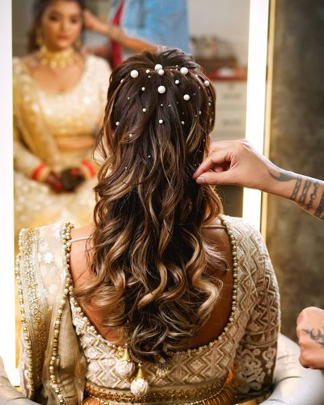 #Ritikahairstylist​ #Orangethesalon​ #MishaVigMakeupStudio​ #ShahidNaarProfessionalMakeupArtist​ #SimmyMakeupstudio​ #SchönSalon​ #hairstyle #bun #wedding Latest Bridal Hairstyles Indian, Indian Wedding Short Hairstyles, Indian Sangeet Hairstyles, Sangeet Bride Hairstyle, Desi Bride Hairstyles, Hairstyle With Lengha, Pearl Hairstyles Wedding, Sangeet Hairstyles For Bride, Letest Hair Style