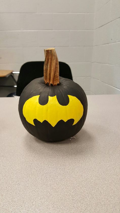 Batman Painted Pumpkin, Pumpkin Painting Ideas Batman, Dino Pumpkin Painting, Batman Pumpkin Painting, Batman Pumpkin, Spiderman Pumpkin, Pumkin Ideas, Halloween Pumpkin Crafts, Pumpkin For Halloween