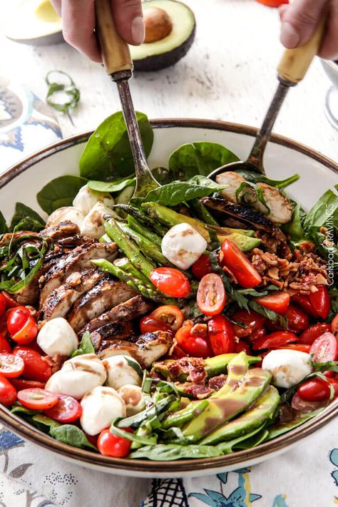 Grilled Caprese Chicken Salad with the most incredible balsamic marinated chicken, fresh tomatoes, creamy mozzarella, grilled asparagus, creamy avocado and crispy bacon all drizzled with Creamy Balsamic Reduction Dressing. Out of this world! #summersalad #springsalad Balsamic Asparagus, Balsamic Chicken Marinades, Keto Asparagus, Salad With Asparagus, Asparagus Recipes Oven, Best Asparagus Recipe, Chicken Caprese, Grilled Asparagus Recipes, Caprese Salad Recipe