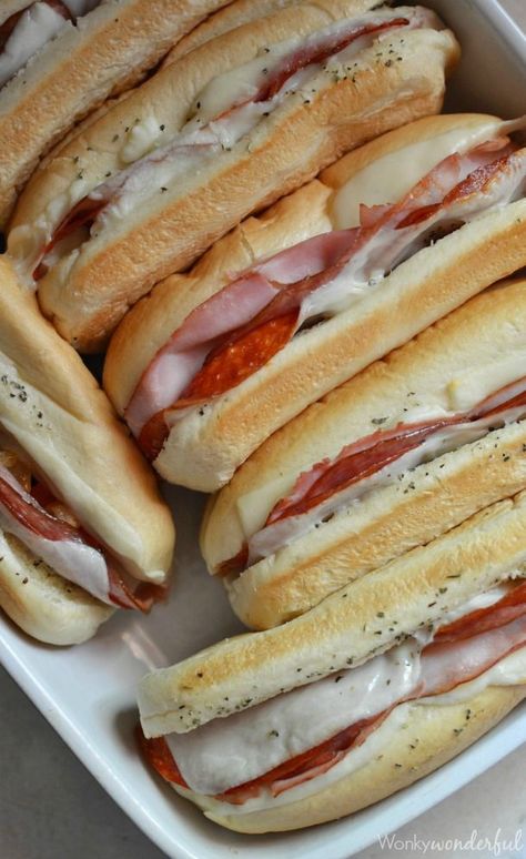 easy party food for a crowd Hot Italian Sandwiches, Sassy Sandwiches, Italian Sandwiches, Italian Sandwich, Sub Sandwiches, Large Crowd, Think Food, Football Food, Soup And Sandwich