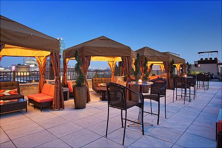 Roof Top Cafe, Rooftop Restaurant Design, Rooftop Bars Nyc, Rooftop Dining, Living Room Transformation, Nyc Rooftop, Rooftop Design, Pergola Lighting, Best Rooftop Bars