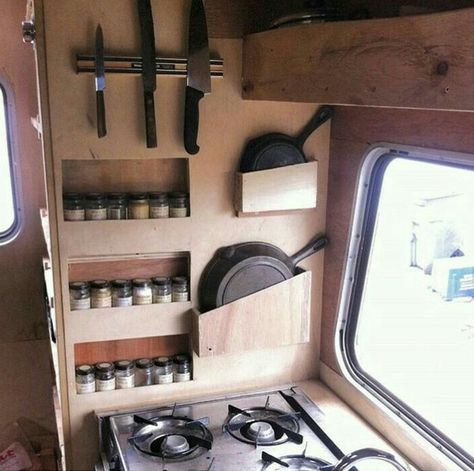 Astuces Camping-car, Caravan Vintage, Camping Diy, Kombi Home, Camper Storage, Campervan Life, Build A Camper Van, Van Life Diy, Rv Storage