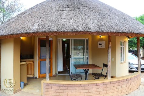 African Huts South Africa, Thatched House South Africa, African Huts, Cob House Plans, Africa House, Round House Plans, Hut House, African House, Thatched House