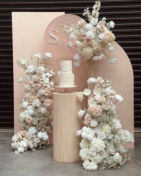 Pastel Flowers Backdrop, Blush Birthday Decor, Cake Backdrop Ideas Wedding, Peach And Cream Wedding Decor, Wedding Backdrop With Flowers, Flower Set Up, Photo Backdrop Wedding Receptions, Pastel Engagement Decor, Flowers On Backdrop