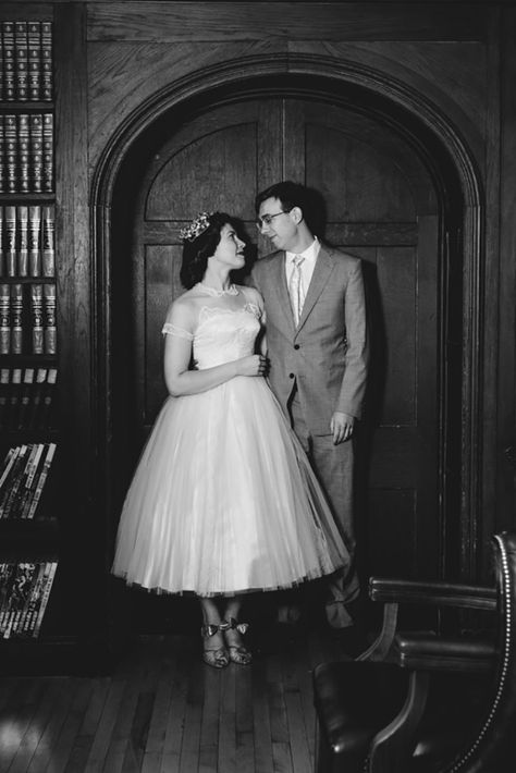 Have tea at this 1950s retro wedding 1940s Wedding Inspiration, 1950 Inspired Wedding Dresses, Vintage Wedding 1950s 1940s, 1950s Wedding Photos, 50s Wedding Photos, Wedding Vintage Photoshoot, Retro Wedding Dress 1950s, 1950s Aesthetic Wedding, Vintage Wedding Photos 1950s