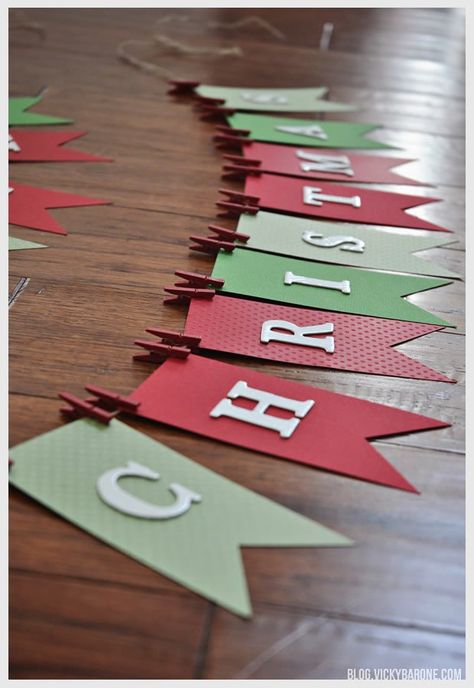 DIY Merry Christmas Garland | Christmas bunting | DIY Holiday crafts Christmas Bunting Diy, Diy Christmas Garland, Valentine Diy, Garland Diy, Christmas Bunting, Diy Valentine, Crafts Easy, Christmas Room Decor, Xmas Diy