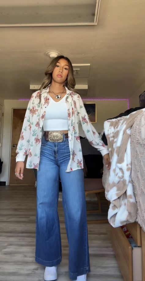 Western Outfits With Button Up, Western Outfits With Wide Leg Jeans, Pearl Snap Outfit Women, Winter Western Outfits Women Casual, 7 Jeans Outfit Western, Simple Rodeo Outfits For Women, What To Wear To A Rodeo, Rodeo Outfits Winter, Country Concert Outfit Jeans