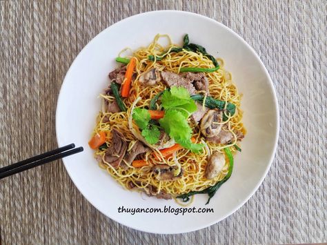 A Blog of Salt: Mi Xao Bo - Stir Fried Egg Noodle with Beef Egg Noodle Stir Fry, Pork And Eggs, Mi Xao, Thit Kho, Stir Fry With Egg, Egg Noodle Recipes, Asian Stir Fry, Asian Noodle Recipes, Viet Food