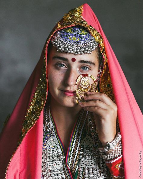 2,354 Likes, 16 Comments - Himachal Pictures (@himachalpictures) on Instagram: “Corrina Lewis (@corriblewis), wearing the traditional Himachali/Gaddi attire and the stunning…” Epic Pictures, Indian Bridal Jewellery, Indian Nose Ring, Pakistani Fashion Casual, Jewelry Set Design, Folk Dresses, Aesthetic People, Nose Jewelry, Bridal Gold Jewellery Designs