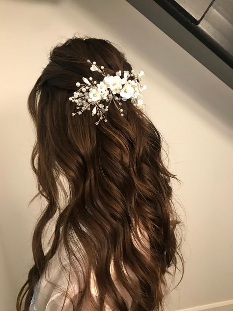 Wedding Hair Minimal, Minimal Bride Hairstyle, Minimal Wedding Hairstyles, Minimal Hairstyle Wedding, Romantic Wedding Hair Down, Hair Styles With Flower, Wedding Down Hairstyles For Long Hair, Hair Styles With Flowers, Short Hair Bride Hairstyles