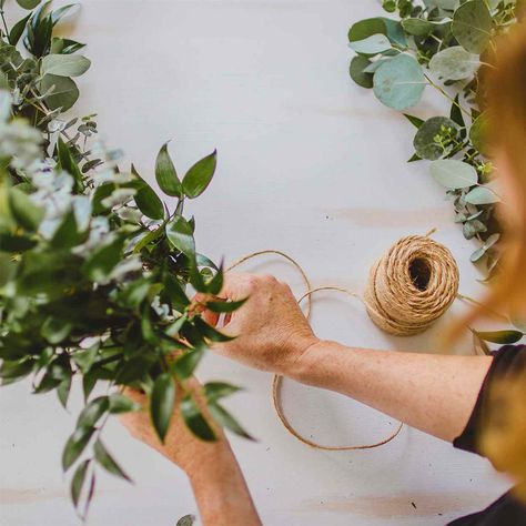 Diy Greenery Garland, Diy Eucalyptus Garland, Eucalyptus Diy, Diy Eucalyptus, Diy Greenery, Bridal Show Booths, Cake Smash Inspiration, Mantle Display, Italian Ruscus