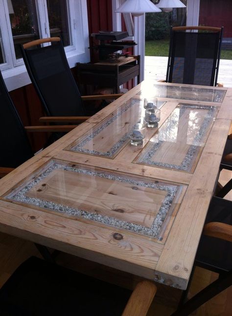 bord med stenar och glasskiva Door As Table Top, Doors Made Into Tables, Door Dining Table Diy, Door To Table Diy, Tables Made From Doors, Door Recycling Ideas, Old Door Tables, Door Dining Table, Old Door Projects