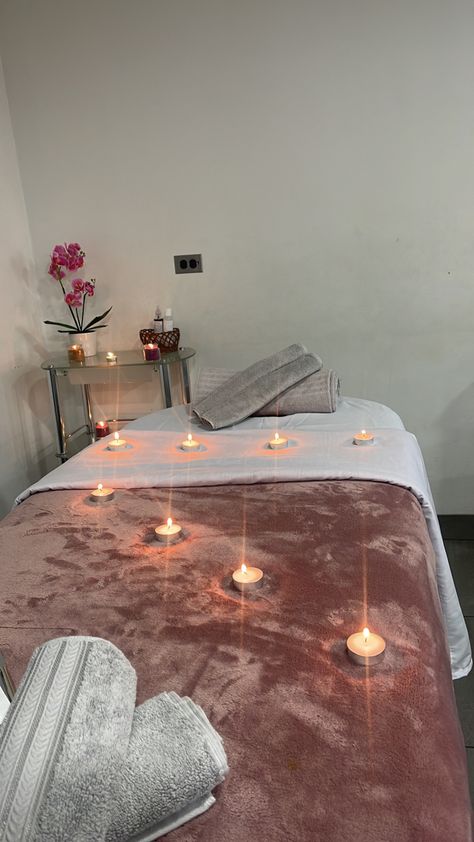 Spa Bed Decor Ideas, Massage At Home Ideas, Salon Massage Room Ideas, Massage Bed Ideas, Spa Set Up Ideas, Makeup Studio Decor Ideas, Spa Massage Room, Massage Room Design, Massage Room Decor