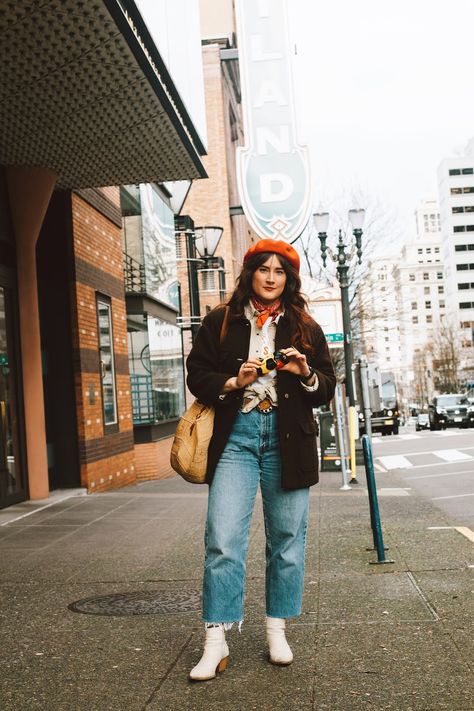 A POP OF COLOUR: How to Wear A Beret How To Wear A Baret, Yellow Beret Outfit, Beret Outfit Winter, Baret Hat Outfit, Outfits With Berets, Beret Outfit Street Style, Berrets Outfits, Red Beret Outfit, Outfit With Beret