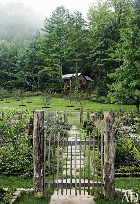 52 Beautifully Landscaped Home Gardens - Architectural Digest Rustic Backyard, English Country Style, Gardening Books, The Secret Garden, Farm Style, Garden Cottage, Rustic Gardens, Country Gardening, Greenhouses