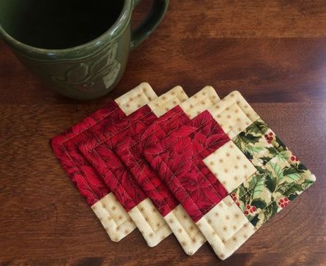 Mug Rugs Quilted, Christmas Mug Rug, Quilted Christmas Gifts, Quilted Mug Rugs, Christmas Mug Rugs, Christmas Quilting Projects, Small Quilt Projects, Christmas Patchwork, Quilted Coasters