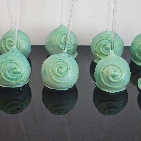 Moana theme cakepops. #cakepops #cakepopsicle #cakepopsofinstagram#moana #disney #dubaibaker #toppingsandfillings Moana Snacks, Moana Food Ideas For Party, Moana Cakepops, Moana Themed Food, Moana Cake Pops, Moana Food, Moana Cake, Moana Theme, Moana Disney